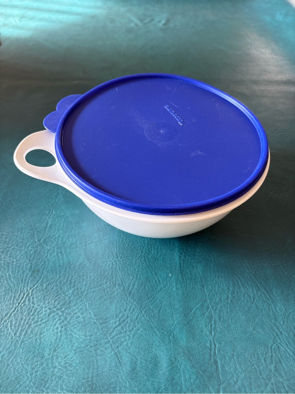 Tupperware Thatsa bowl 12 cup White Bowl with Bright Blue Snap-On Lid and Handle